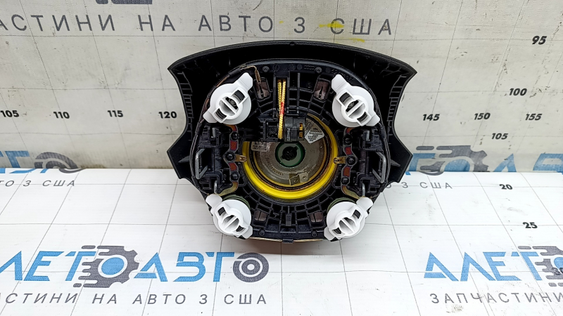 The steering wheel airbag for the driver's side of the Audi Q5 8R 13-17 is black and scratched.
