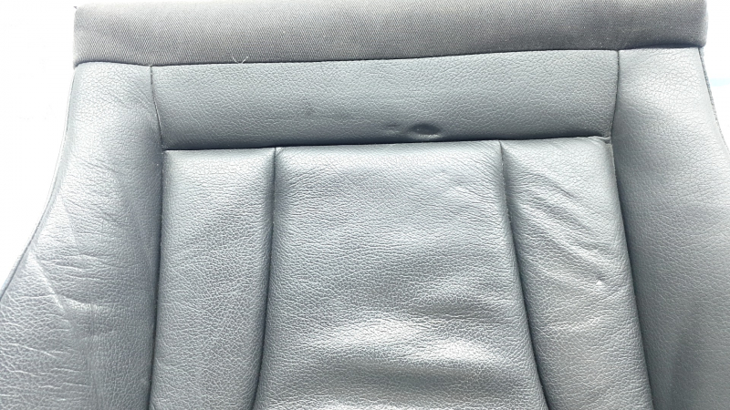 The driver's seat back upholstery for the Audi Q5 8R 13-17 is gray leather, heated, and creased.