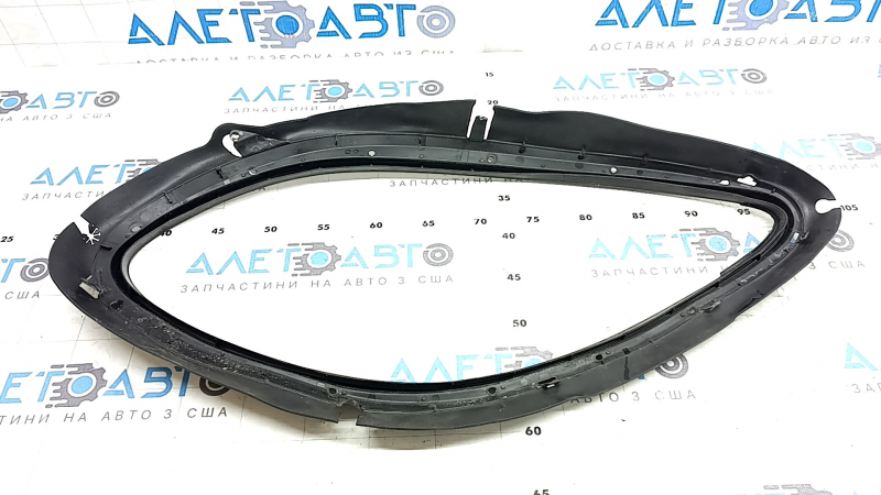 Front left headlight seal for Porsche Macan 15-18 xenon headlights, cracks in the fasteners