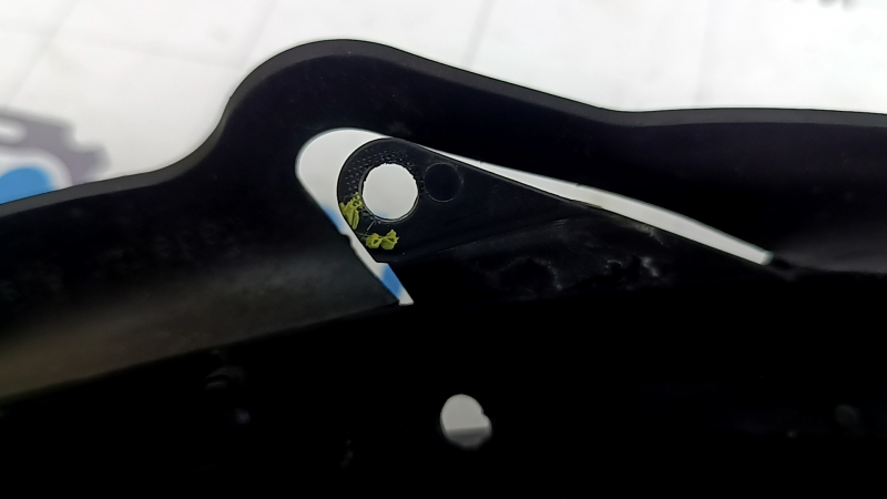 Front left headlight seal for Porsche Macan 15-18 xenon headlights, cracks in the fasteners