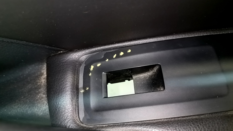 Door trim, front right, VW Passat b7 12-15 USA, black with black leather insert, leather armrest, glossy gray molding, dented, missing fragment, cracks
