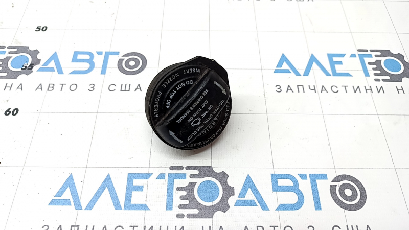 The fuel filler cap of the Porsche Macan 15-18 has a broken fastener.