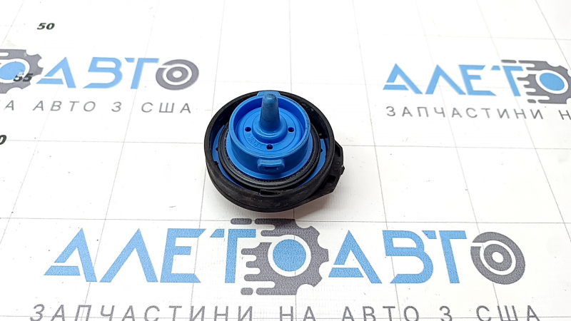 The fuel filler cap of the Porsche Macan 15-18 has a broken fastener.