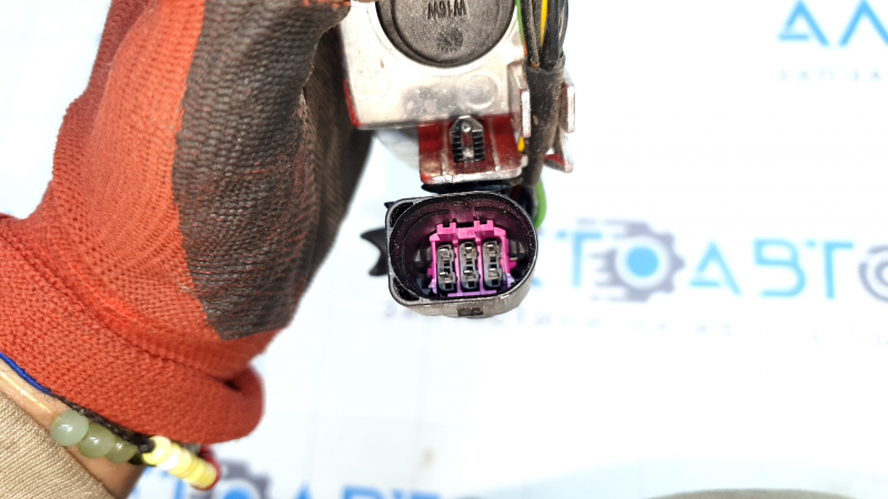 The right rear bumper light of the Audi Q5 8R 09-17 is worn out.