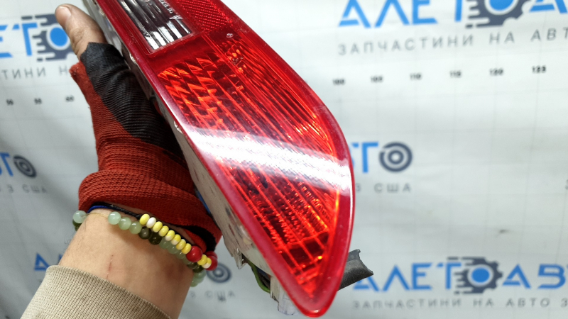 The right rear bumper light of the Audi Q5 8R 09-17 is worn out.