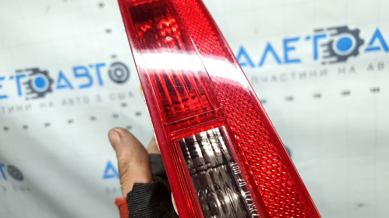 The right rear bumper light of the Audi Q5 8R 09-17 is worn out.
