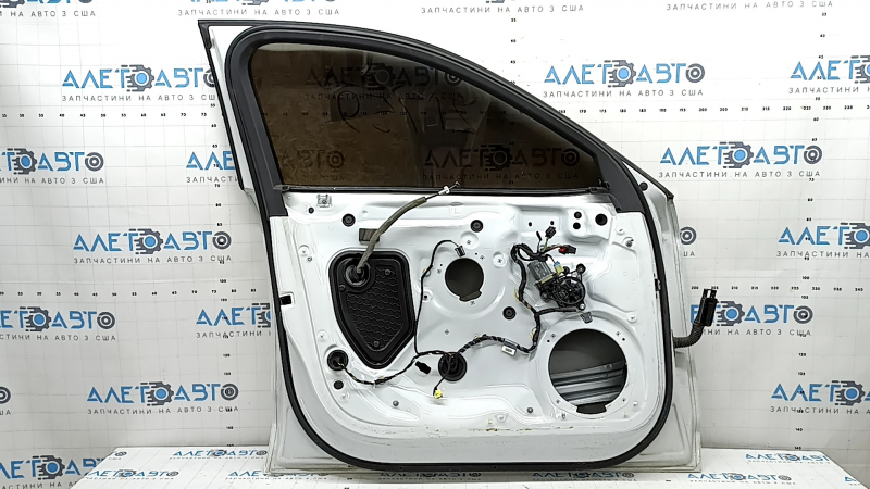 Front left door assembly for Audi A3 8V 15-20 4D keyless, white LS9R, scratches on trim