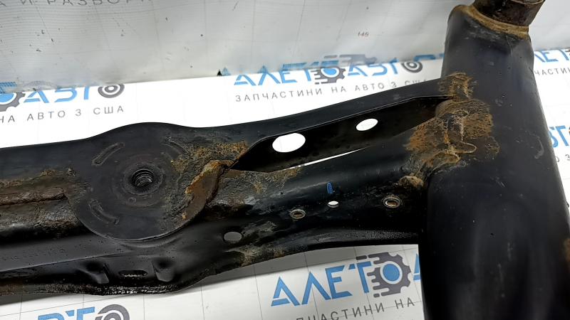 The rear subframe of the Audi A3 8V 15-18 4d AWD is rusty.