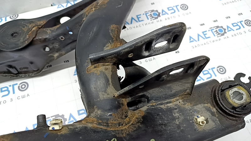 The rear subframe of the Audi A3 8V 15-18 4d AWD is rusty.