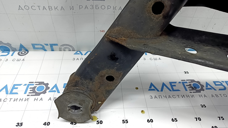The rear subframe of the Audi A3 8V 15-18 4d AWD is rusty.