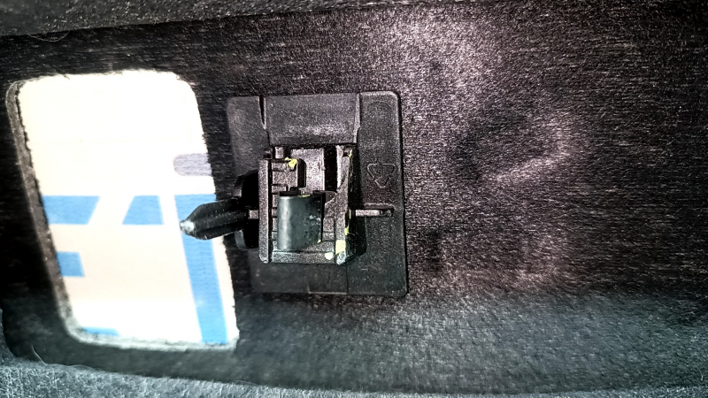 Rear shelf Audi A4 B9 17-17 black, Bang and Olufsen, tear, broken mount