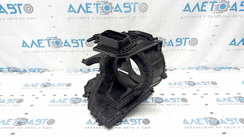 The bare heater housing and ventilation of the Jeep Cherokee KL 14-23