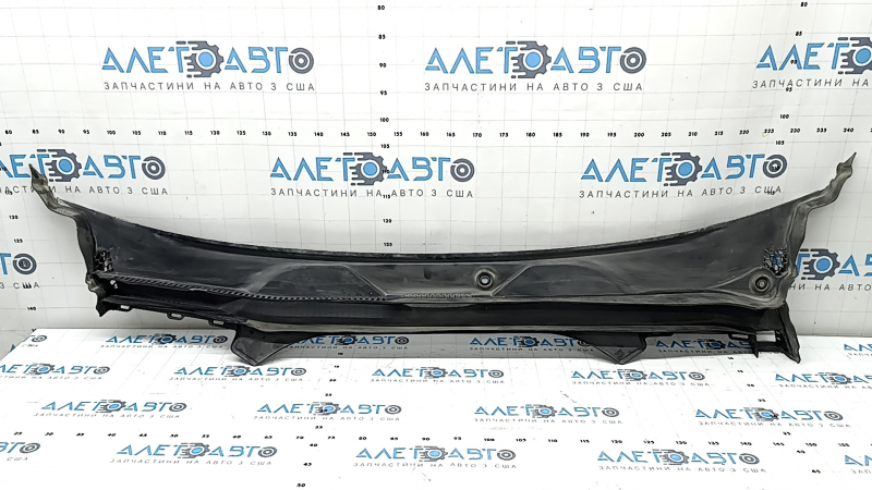 The plastic windshield wiper grille of a BMW 5 G30 17-23 has dried out rubber.