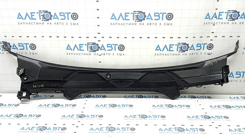 The plastic windshield wiper grille of a BMW 5 G30 17-23 has dried out rubber.