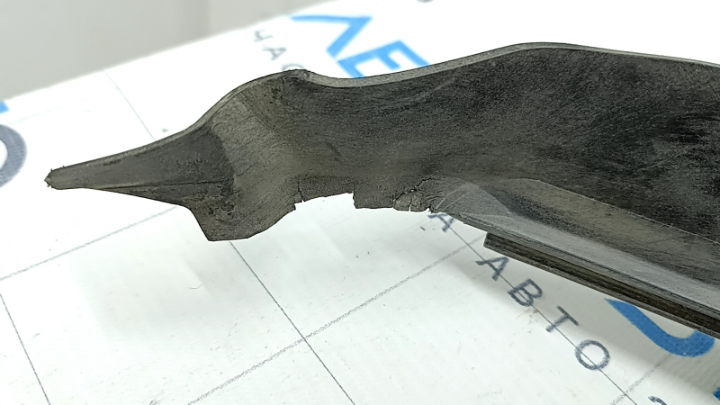 The plastic windshield wiper grille of a BMW 5 G30 17-23 has dried out rubber.
