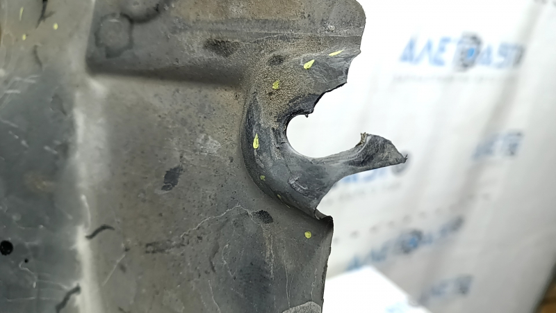 The front right rear fender liner of the BMW X7 G07 19-26 is dented and has tears.