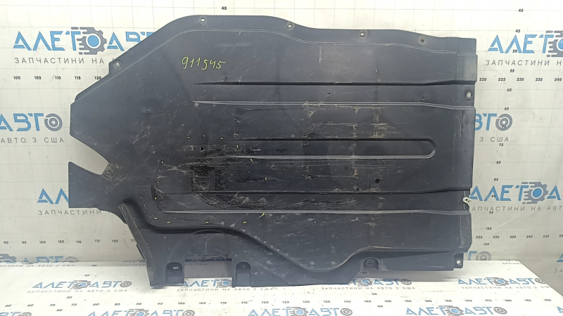 The rear left underbody protection of the BMW X5 G05 19-26 is dented.