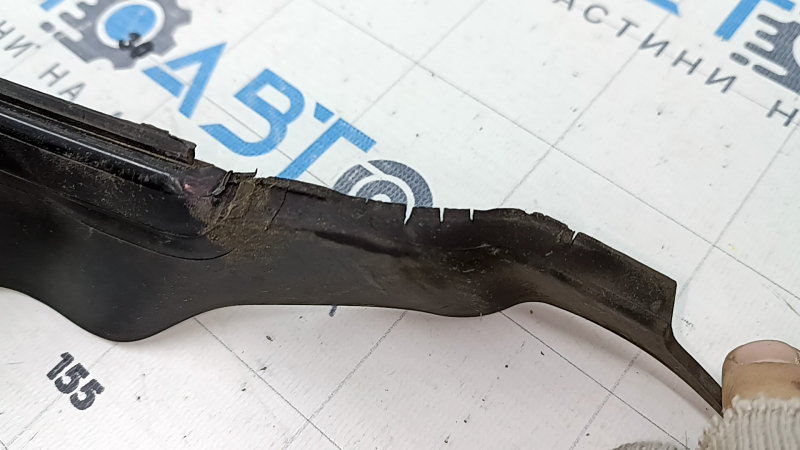 The plastic windshield wiper grille of a BMW 7 G11 G12 16-22 has a worn-out seal.