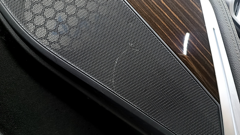 Door trim panel rear right BMW X5 G05 19-22 black leather without curtain, Fineline Stripe wood insert, black leather armrest, with handle and overlays, dent, scratches