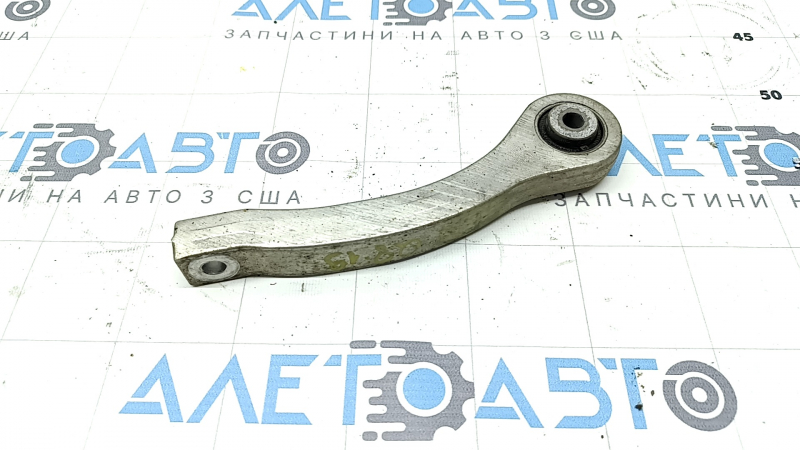 The rear left stabilizer link of the Audi Q8 19-25 is cracked.