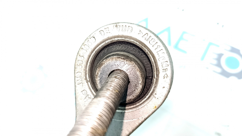 The rear right stabilizer link of the Audi Q8 19-25 is cracked.