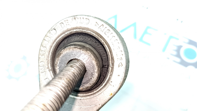 The rear left stabilizer link of the Audi Q8 19-25 is cracked.