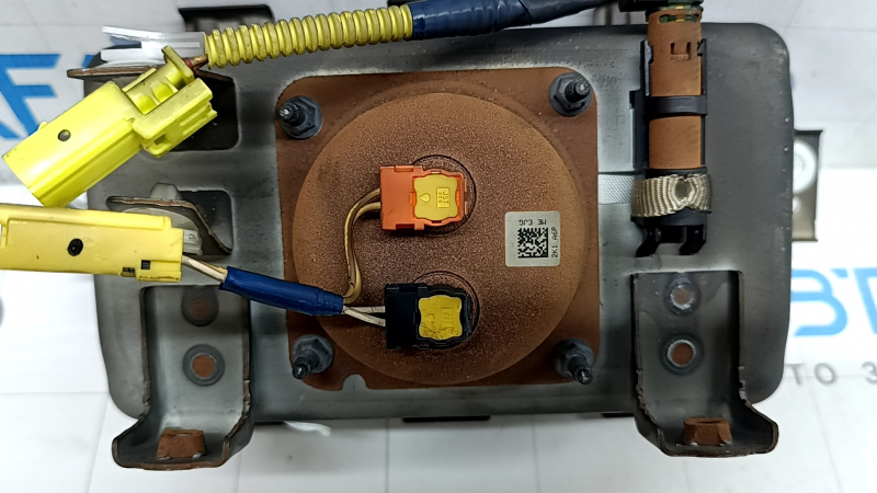 The passenger airbag in the dashboard of a Subaru Forester 19-24 SK is covered in soot and has a rusty squib.