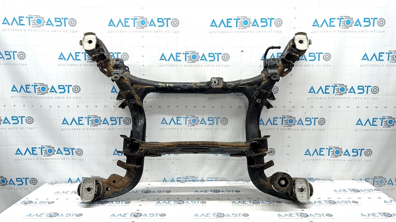 The rear subframe of the Audi Q8 19-26 is rusty.
