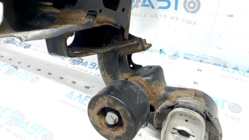 The rear subframe of the Audi Q8 19-26 is rusty.
