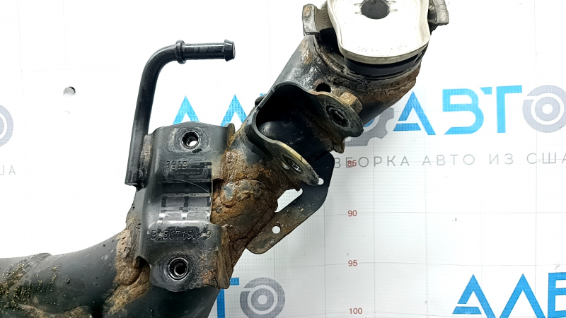 The rear subframe of the Audi Q8 19-26 is rusty.