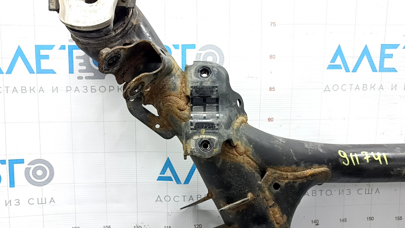 The rear subframe of the Audi Q8 19-26 is rusty.
