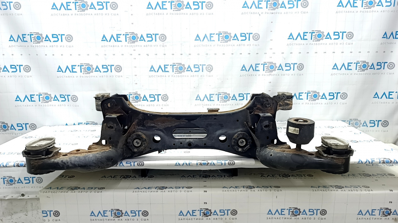 The rear subframe of the Audi Q8 19-26 is rusty.