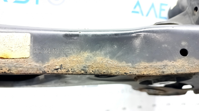 The rear subframe of the Audi Q8 19-26 is rusty.