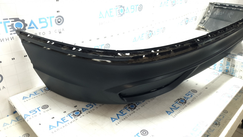 The rear bumper is bare, the lower part of the VW Tiguan 22-24, the structure is without parking sensors, it is torn, dented, the fasteners are broken, there are scratches.