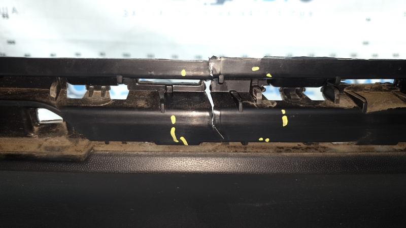 The rear bumper is bare, the lower part of the VW Tiguan 22-24, the structure is without parking sensors, it is torn, dented, the fasteners are broken, there are scratches.
