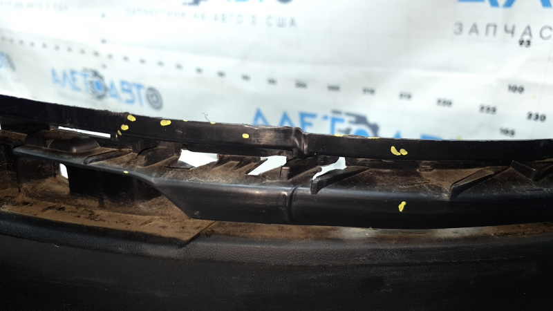 The rear bumper is bare, the lower part of the VW Tiguan 22-24, the structure is without parking sensors, it is torn, dented, the fasteners are broken, there are scratches.