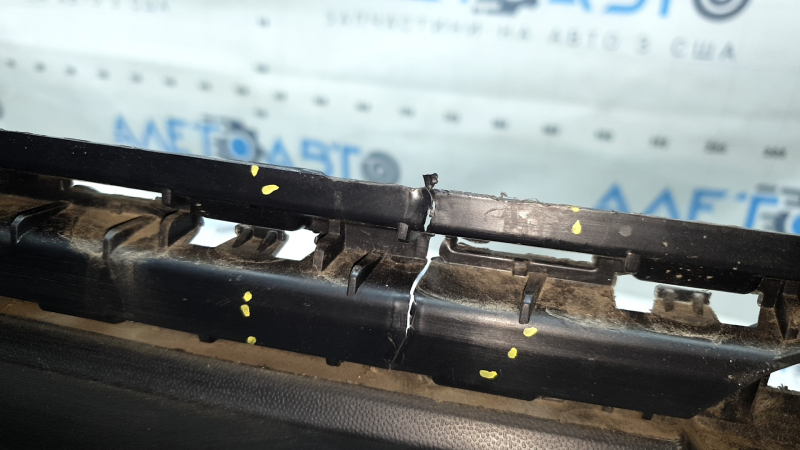 The rear bumper is bare, the lower part of the VW Tiguan 22-24, the structure is without parking sensors, it is torn, dented, the fasteners are broken, there are scratches.