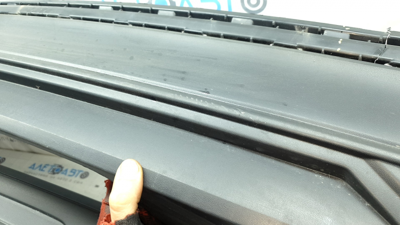 The rear bumper is bare, the lower part of the VW Tiguan 22-24, the structure is without parking sensors, it is torn, dented, the fasteners are broken, there are scratches.