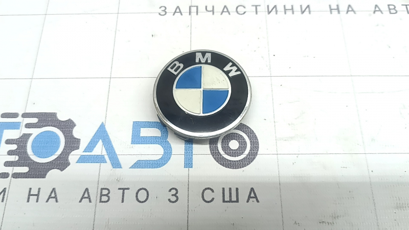 The center cap for the BMW 7 G11 G12 16-22 56/53mm wheel has broken fasteners.