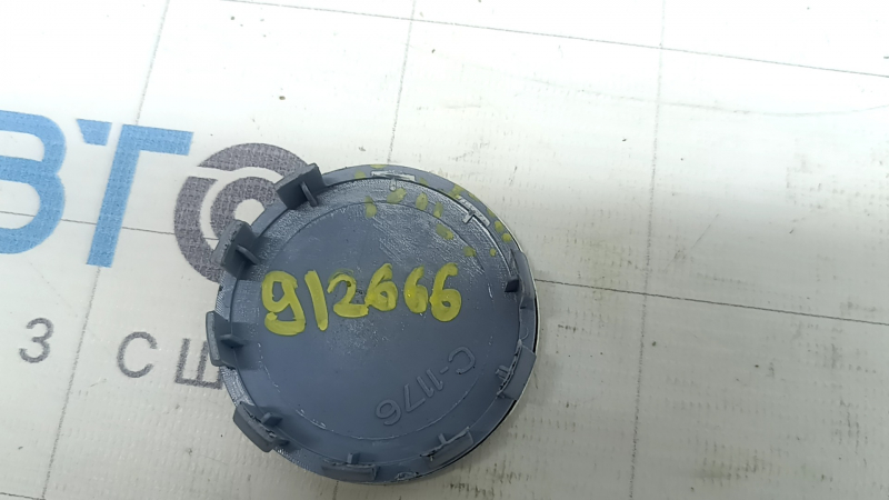 The center cap for the BMW 7 G11 G12 16-22 56/53mm wheel has broken fasteners.
