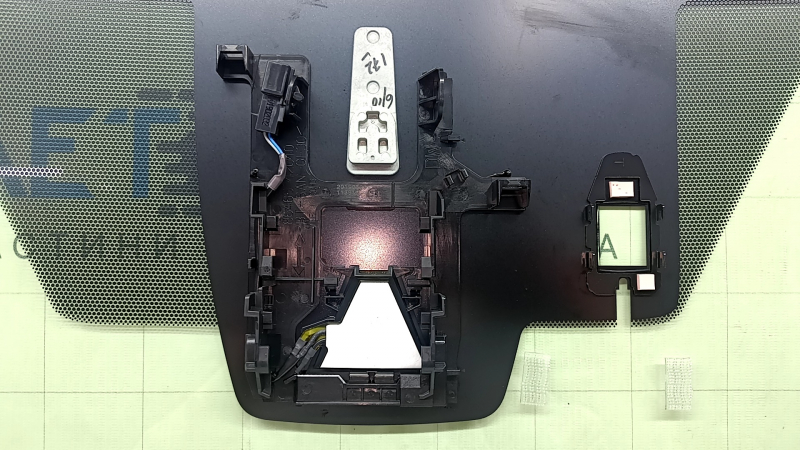 Windshield for Toyota Rav4 19-21 hybrid non-heated AWD, Japan-built, sand