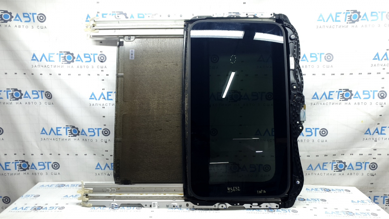 BMW 3 F30 12-18 sunroof assembly, black curtain, scratches on the glass