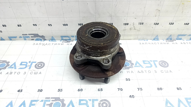 The rear left hub of a Ford Explorer 20-25 is rusty.