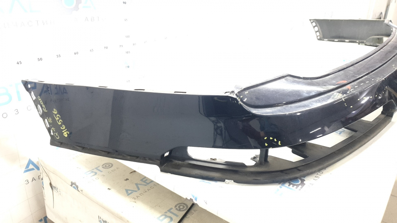 The rear bumper is bare, the upper part of the Audi Q7 16-26 is white, scratches, the mount is broken