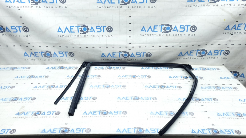 Rear right window seal for Audi Q7 16-26 with chrome molding, bent molding