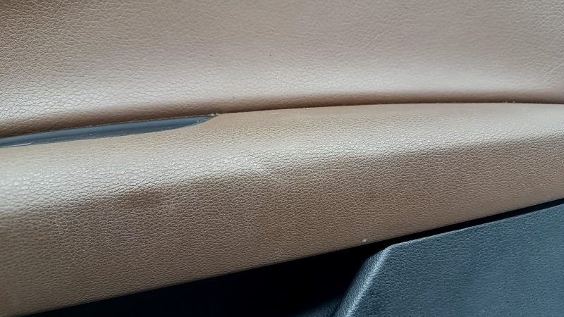 Front right door panel for the Audi Q7 16-19, black, brown leather insert, glossy black and dark wood trim, BOSE, brown leather armrest with handle, scratches, dent