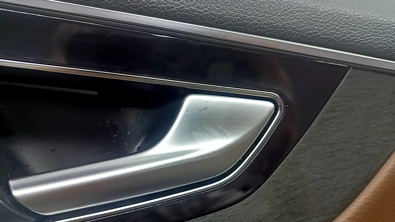 Front right door panel for the Audi Q7 16-19, black, brown leather insert, glossy black and dark wood trim, BOSE, brown leather armrest with handle, scratches, dent