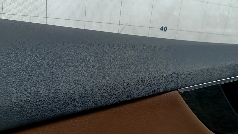 Black front left door panel for an Audi Q7 16-19, brown leather insert, glossy black and dark wood trim, BOSE, brown leather armrest with handle, scratches, dent