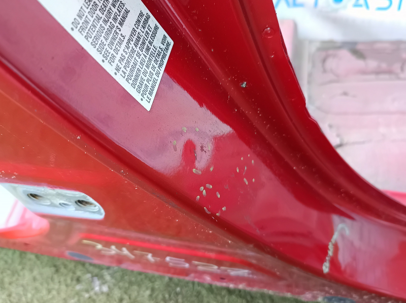 The right central body pillar of a Toyota Camry v40 is sawn off, non-standard, bumps