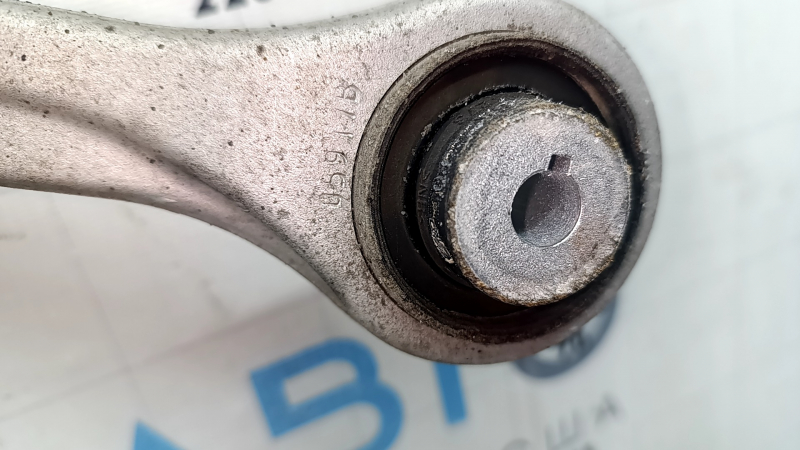 Front left axle trunnion of an Audi Q7 16-26 with arms, torn silent blocks